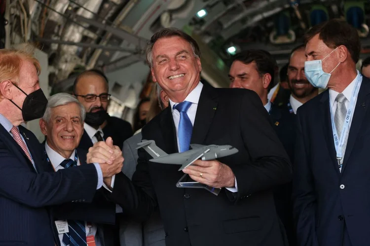 Presidente brasileiro Jair Bolsonaro recebe modelo em miniatura do avião de transporte militar brasileiro Embraer C-390 Millennium, no Dubai Airshow, (GIUSEPPE CACACE/Getty Images)