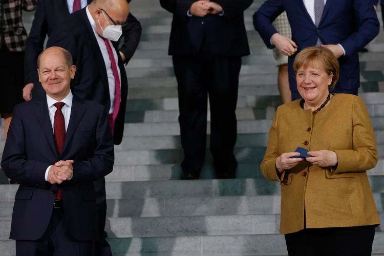 Scholz e Merkel: a Alemanha assiste ao encerramento oficial dos 16 anos de governo da chanceler, que chegou ao cargo em 2005 (Michele Tantussi/Getty Images)