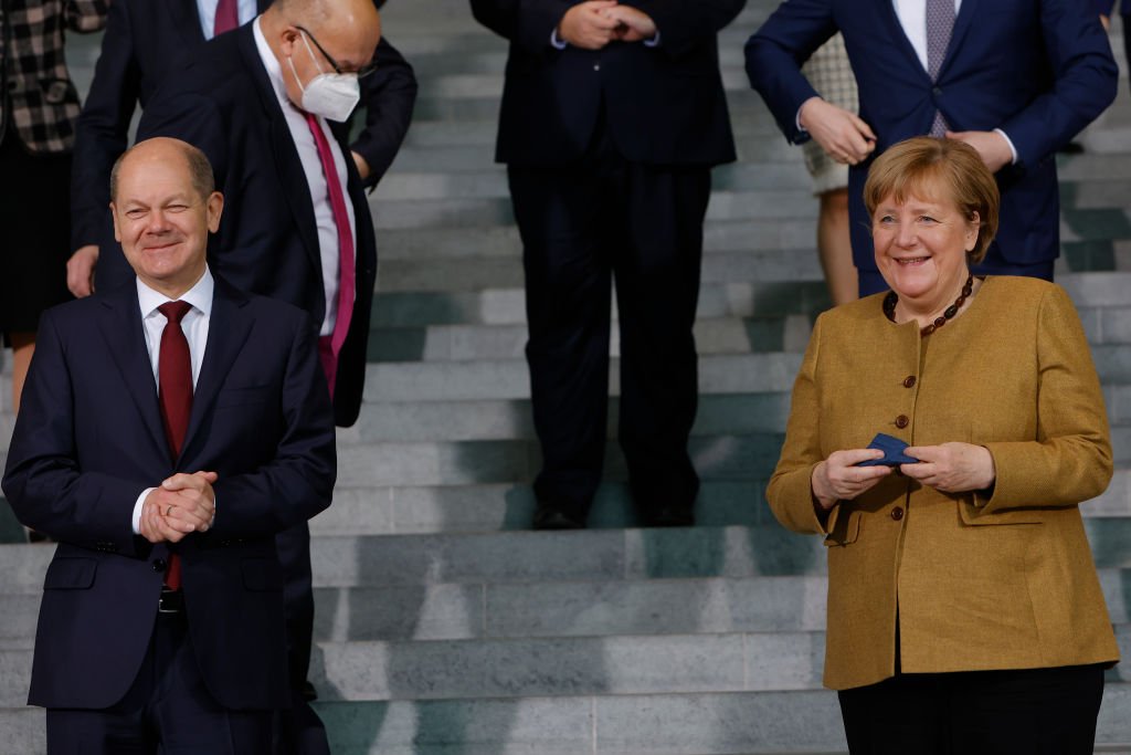 Scholz e Merkel: a Alemanha assiste ao encerramento oficial dos 16 anos de governo da chanceler, que chegou ao cargo em 2005 (Michele Tantussi/Getty Images)