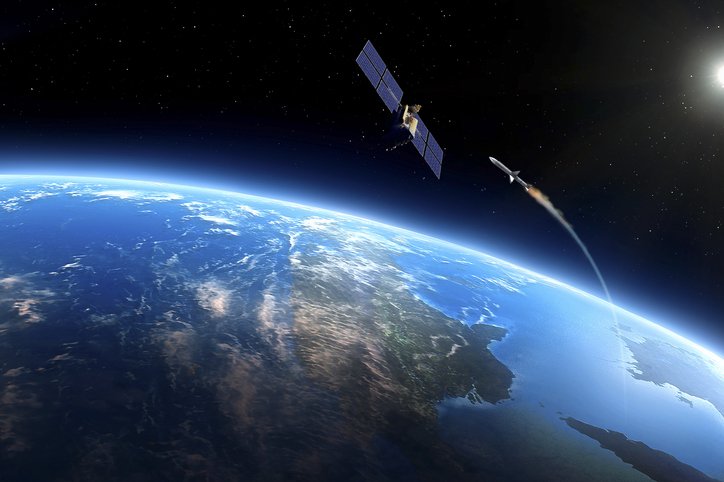 Ilustração mostra satélite na órbita da Terra (MARK GARLICK/SCIENCE PHOTO LIBRARY/Getty Images)