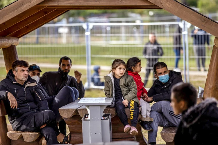 Imigrantes detidos na fronteira da Alemanha com a Polônia: vacinação desses grupos é dificultada pelas regras de cidadania (Maja Hitij/Getty Images)