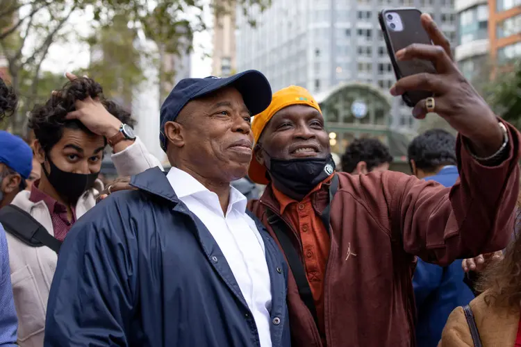 Eric Adams, novo prefeito eleito de Nova York: mensagem de combate simultâneo ao crime e à violência policial atraiu eleitores mais moderados (Andrew Lichtenstein/Corbis/Getty Images)