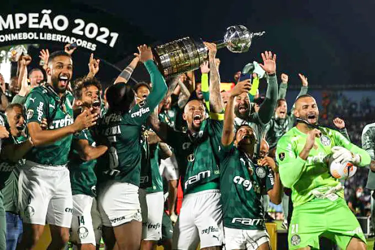 Palmeiras vence Flamengo por 2 a 1 e leva o tricampeonato da Copa Libertadores, neste sábado, em Montevidéu, no Uruguai (Buda Mendes/Getty Images)