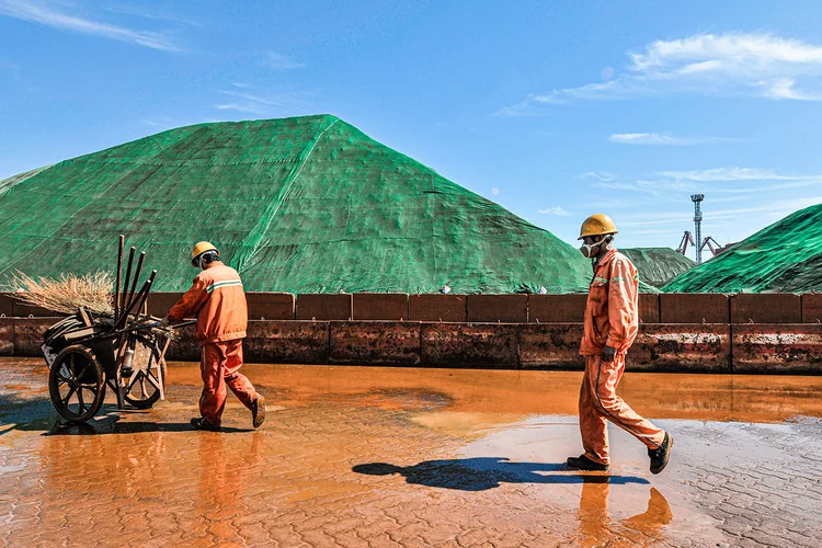 Pilha de minério de ferro importado no Porto de Rizhao, na China | Foto Yu Fangping/Visual China Group via Getty Images (Jie Zhao/Corbis/Getty Images)