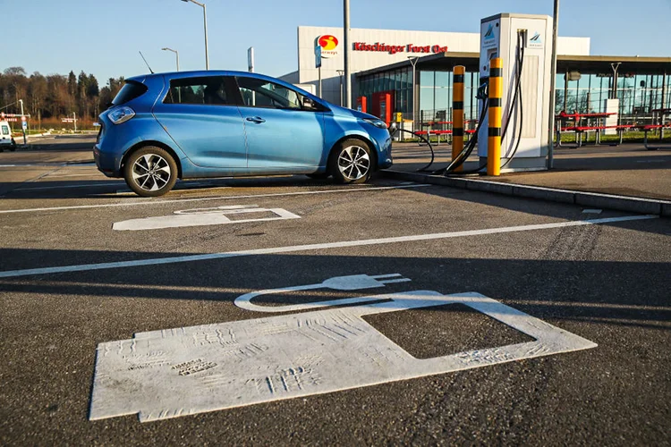 Carro elétrico em estação de recarga (Sean Gallup/Getty Images)