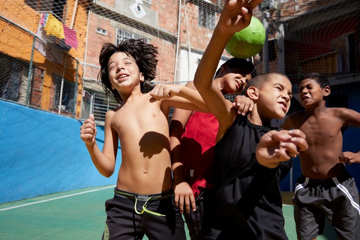 Crianças ativas serão adultos também ativos, que atuam na sociedade de forma responsável e capazes de enfrentar os desafios (Getty/Getty Images)