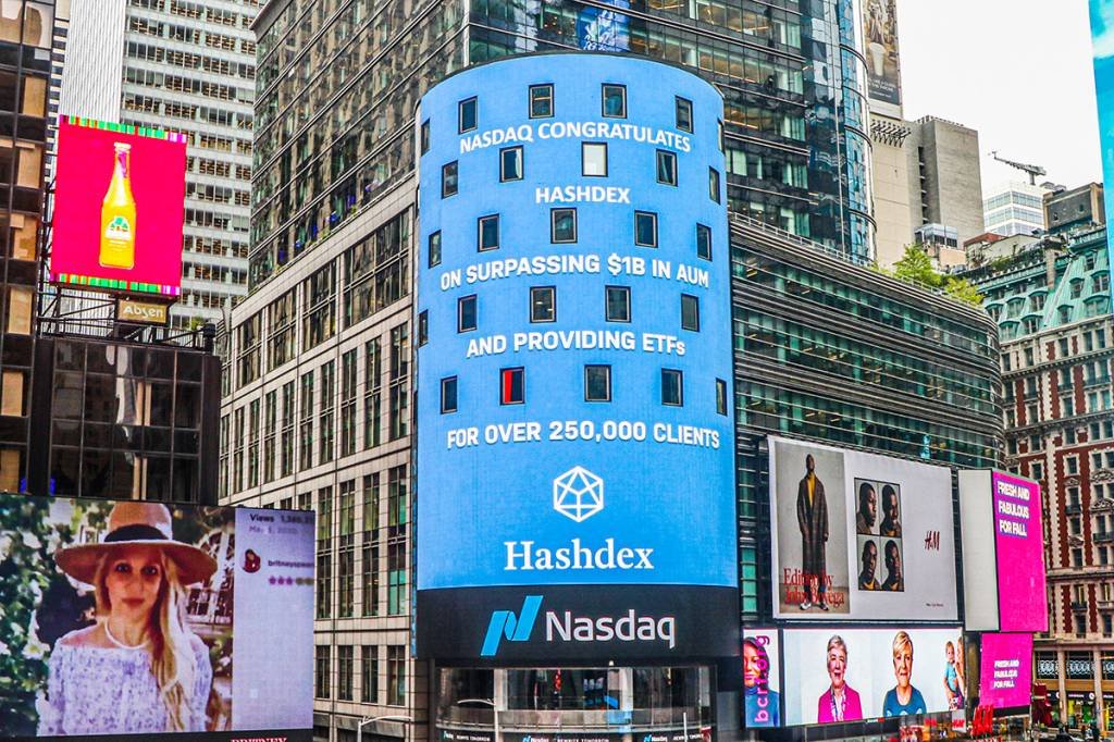 Marca de US$ 1 bilhão em ativos da Hashdex foi destacada em painel da Nasdaq, parceira da gestora brasileira nos EUA (Hashdex/Divulgação)