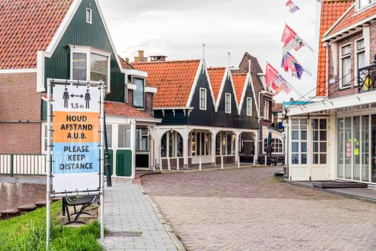 Vila de Volendam, ao norte de Amsterdã, com as ruas vazias: Holanda adota o lockdown às vésperas do Natal para tentar conter o avanço da variante Ômicron | Foto: GettyImages (Getty Images/Getty Images)