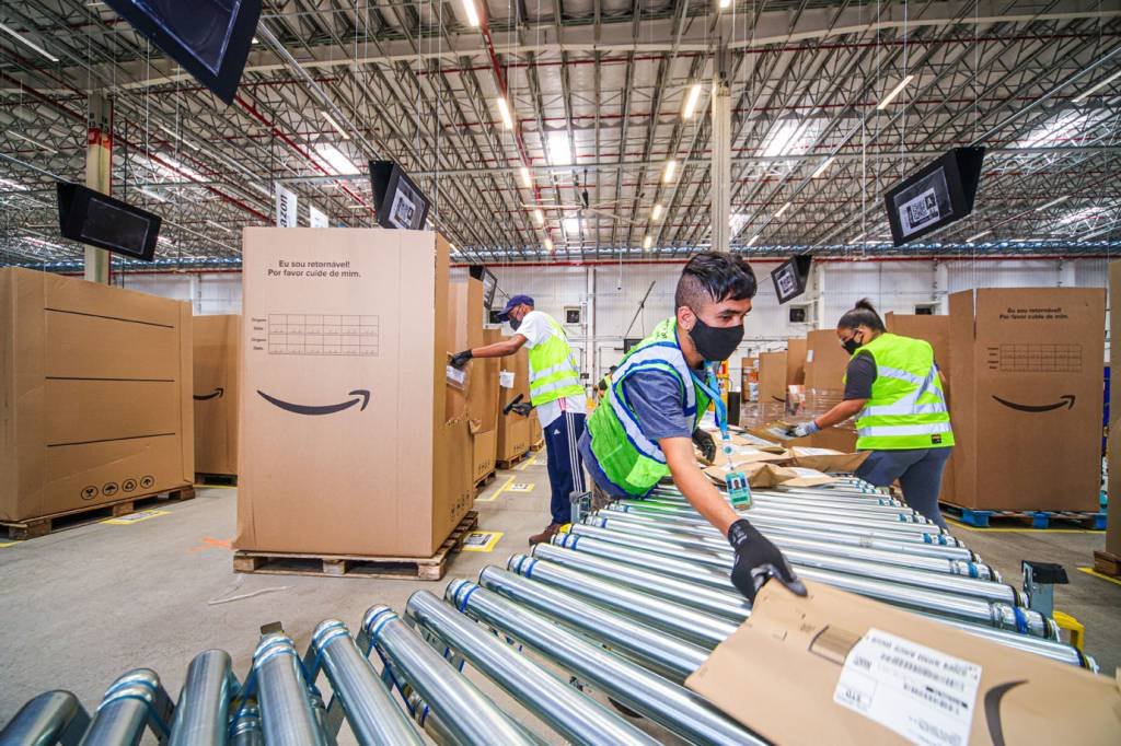 Em decisão histórica, funcionários da Amazon aprovam sindicato em NY