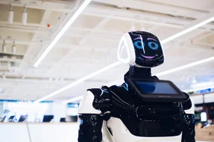 Robôs humanoides ganham espaço em lares e centros de cuidados a idosos na China