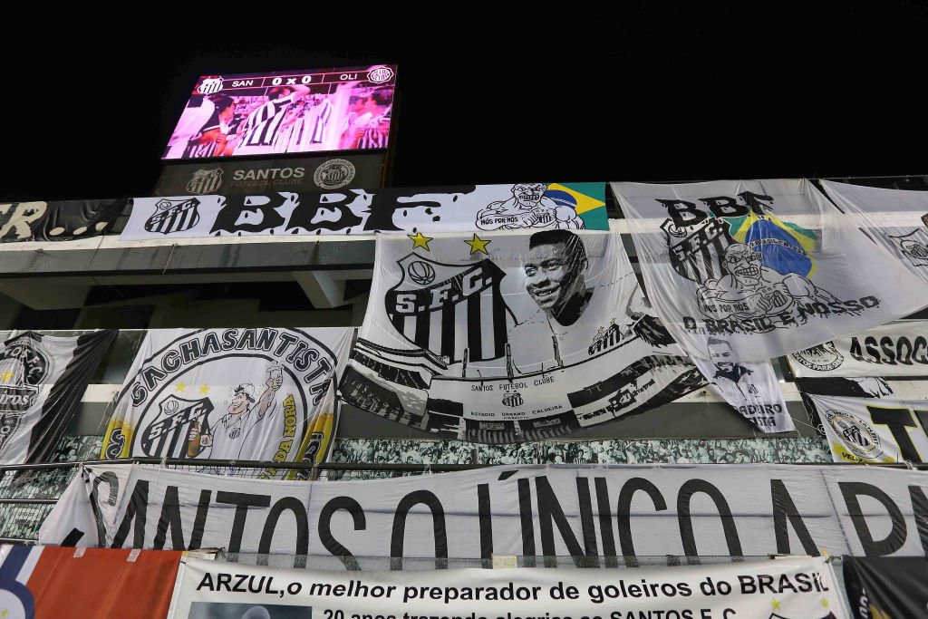 Se algo acontece ao Pelé, o Santos entra em contato direto com Joe Fraga, responsável pela imagem do rei (Pool/Getty Images)