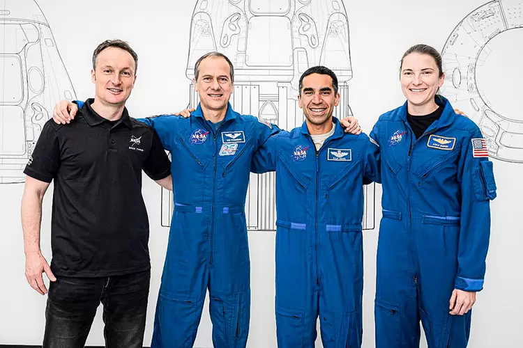 Astronautas da SpaceX que irão embarcar na missão Crew-3: (da esquerda para a direita) Matthias Maurer, Thomas Marshburn, Raja Chari e Kayla Barron  (SpaceX/Divulgação)