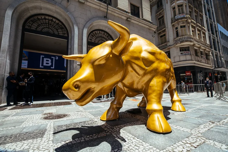 Escultura de um touro (símbolo de alta) em frente à B3: mercado espera por novos recordes do Ibovespa em 2024 (Cauê Diniz/B3/Divulgação)