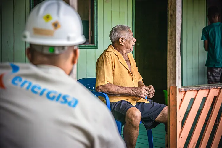 Colaborador da Energisa em visita à comunidade ribeirinha: energia 24 horas por dia para cerca de 200 famílias da Vila Restauração (Energisa/Divulgação)