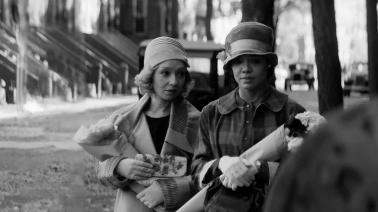 Adaptado do livro homônimo de Nella Larsen, publicado em 1929, "Identidade" conta a história de Irene Redfield (Tessa Thompson) e Clare Kendry (Ruth Negga, indicada ao Oscar. (Netflix/Divulgação)