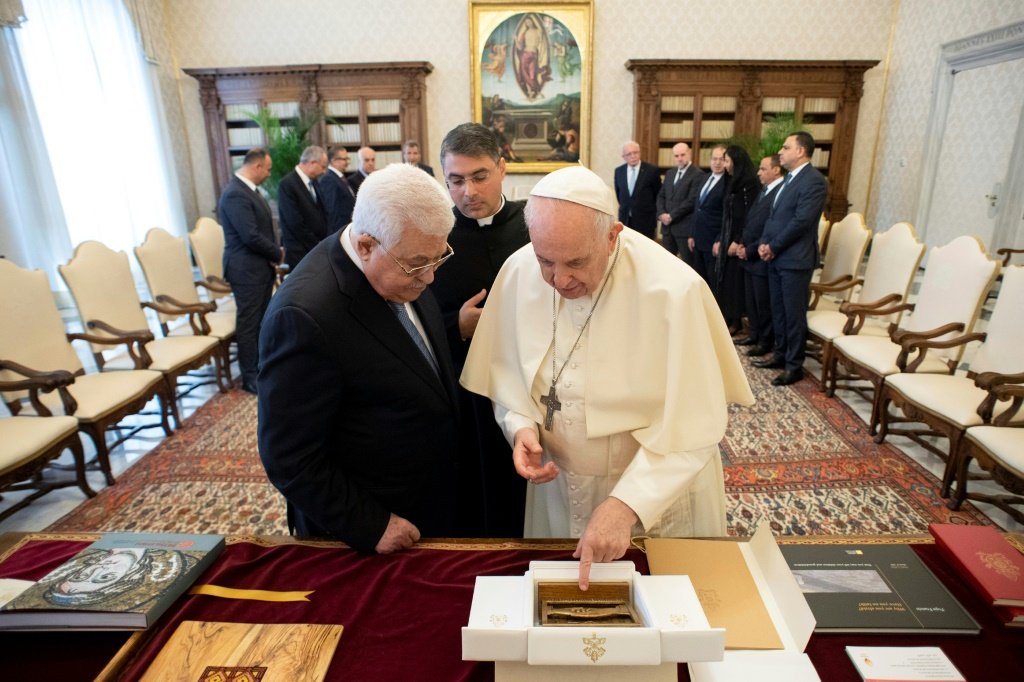 O papa Francisco e o presidente palestino Mahmoud Abbas (E) em encontro no Vaticano nesta quinta-feira, 4: sexta visita de Abbas ao papa (AFP/AFP)