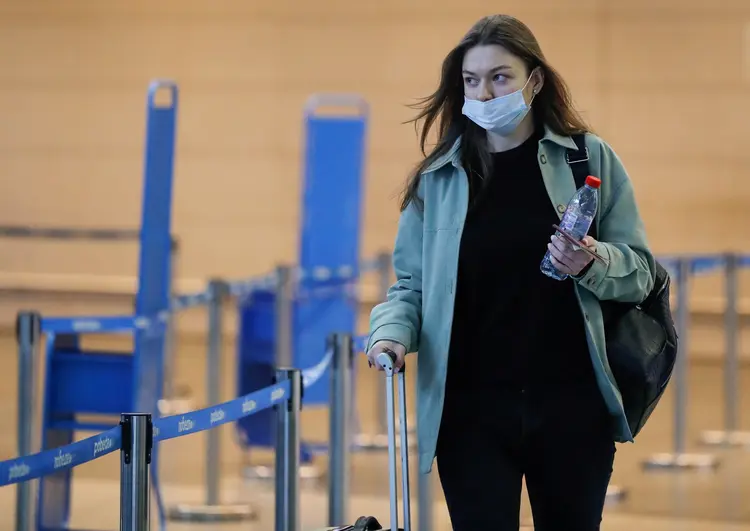 Mulher usando máscara de proteção caminha na área de embarque do aeroporto de Vnukovo, em Moscou
30/12/2020 (Evgenia Novozhenina/Reuters)