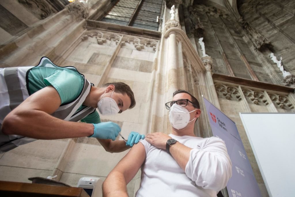Áustria: quarentena para pessoas não vacinadas vai terminar na próxima segunda-feira (ALEX HALADA / Colaborador/Getty Images)
