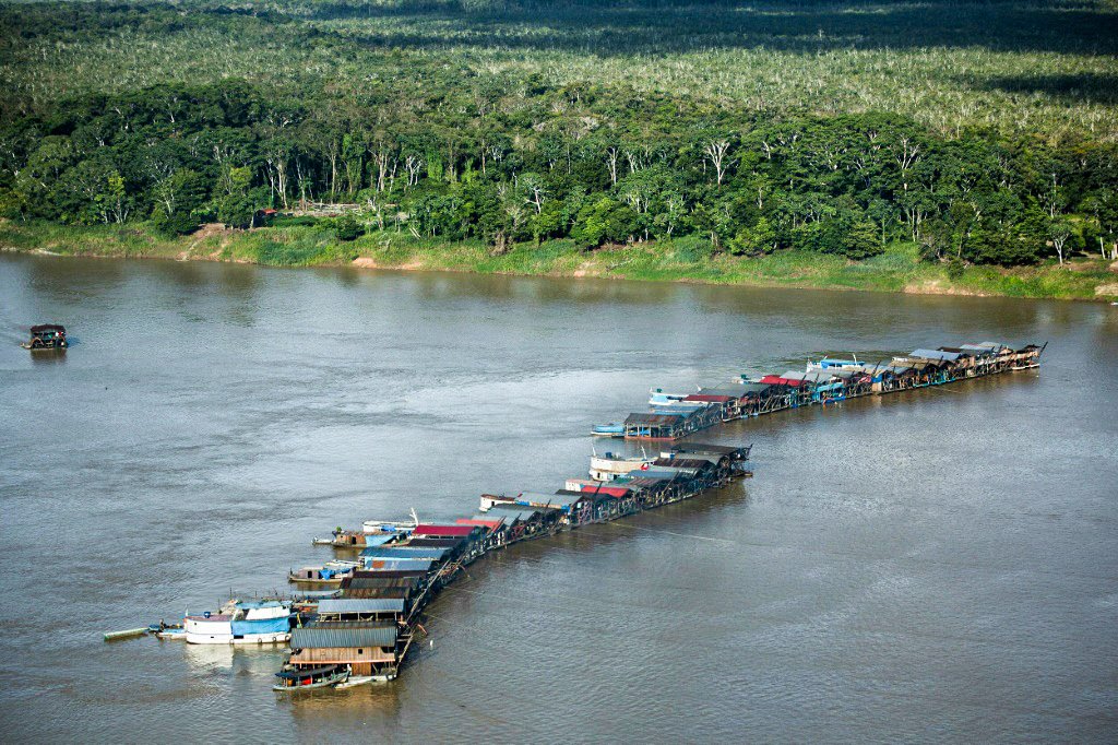 Jangadas e casas de mineração montadas no rio Madeira, próximo a Rosarinho, em Autazes, no Amazonas (AFP/AFP)