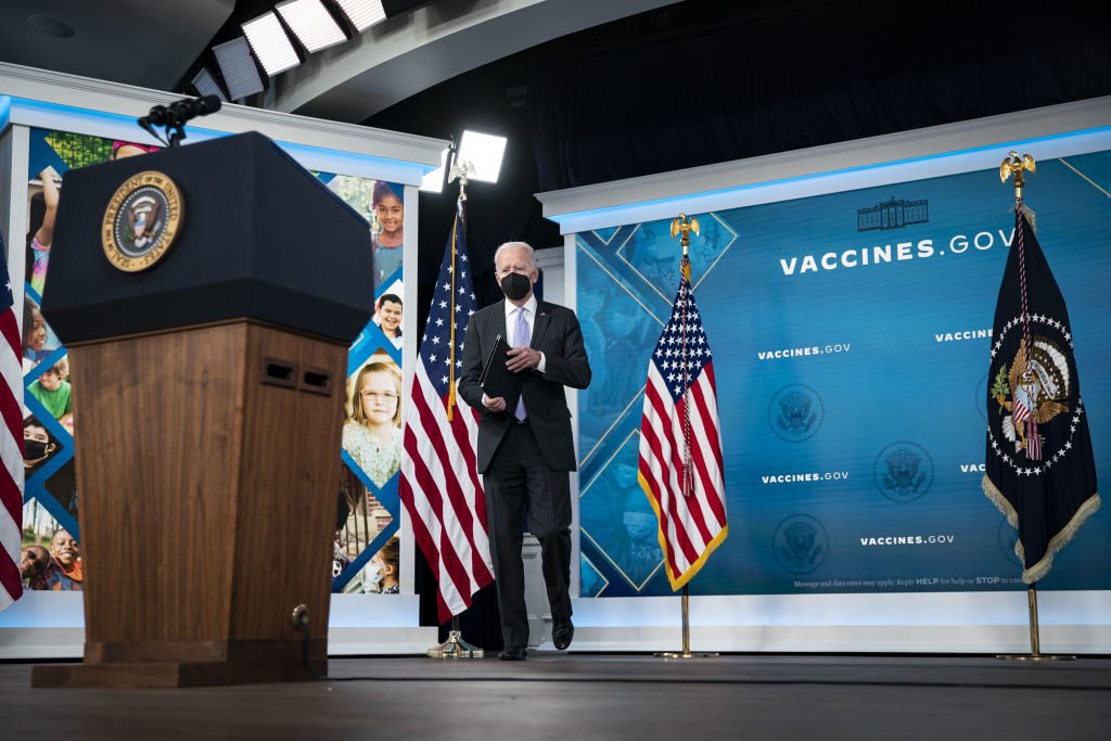 Biden: manter o vírus sob controle tem se mostrado difícil em um país onde a vacinação e o uso de máscaras se tornaram questões políticas polêmicas (Getty Images/Al Drago/Bloomberg)