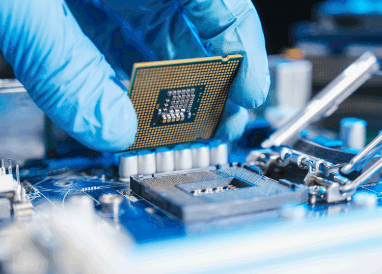 Chip de computador em umagem aproximada  (Narumon Bowonkitwanchai/Getty Images)