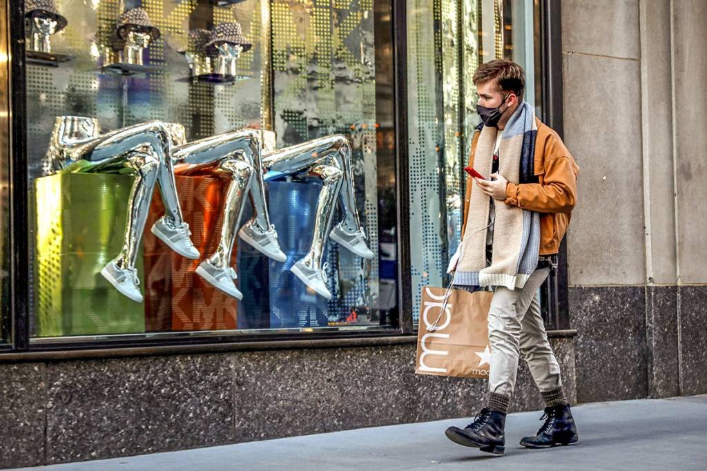 Homem faz compras em NY: 90,3% dos adultos no Estado de Nova York receberam pelo menos uma dose do imunizante, o que representa 77,5% da população total (Reuters/Brendan McDermid)