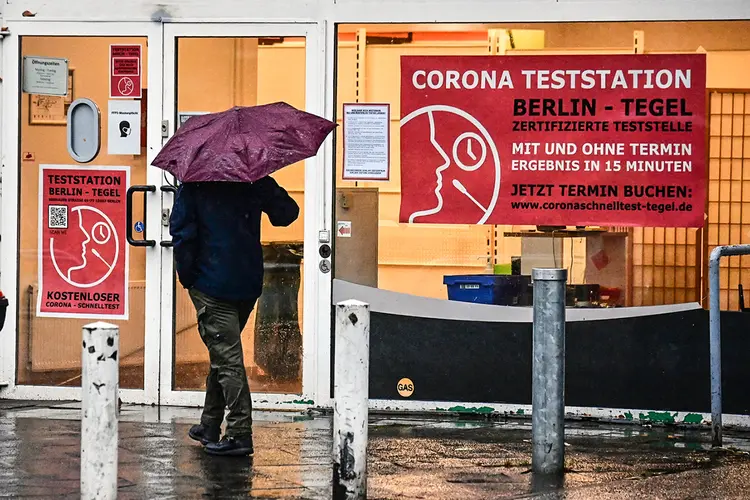 Centro de testagem em Berlim: alta de casos de covid-19 na Alemanha preocupa autoridades (Tobias SCHWARZ/AFP)