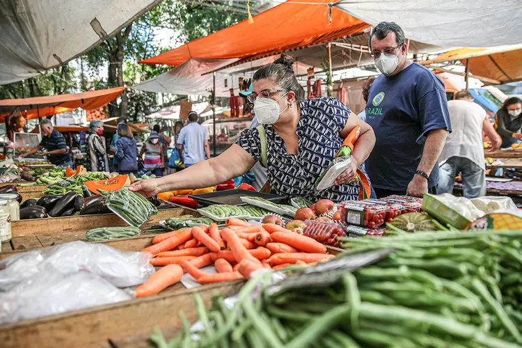 Hábitos alimentares da classe C: mesmo recebendo o vale refeição, muitos trabalhadores da classe C usam benefício no domicílio e no caso de compras em mercados (Ricardo Moraes/Reuters)