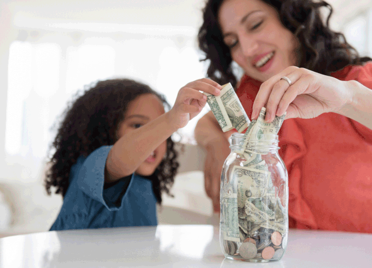 Educação financeira: 80% dos pais conversam sobre o assunto com seus filhos (JGI/Jamie Grill/Getty Images)