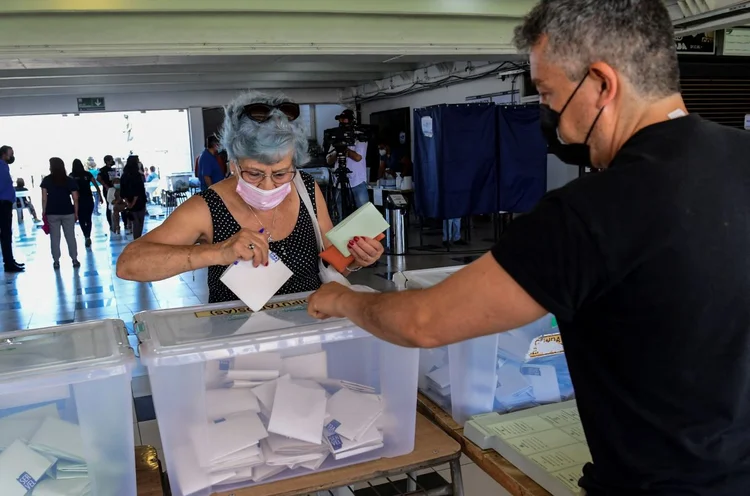 Eleições no Chile: longas filas foram vistas em centros de votação em Santiago e cidades no norte e sul do país (Martin Bernetti/AFP)