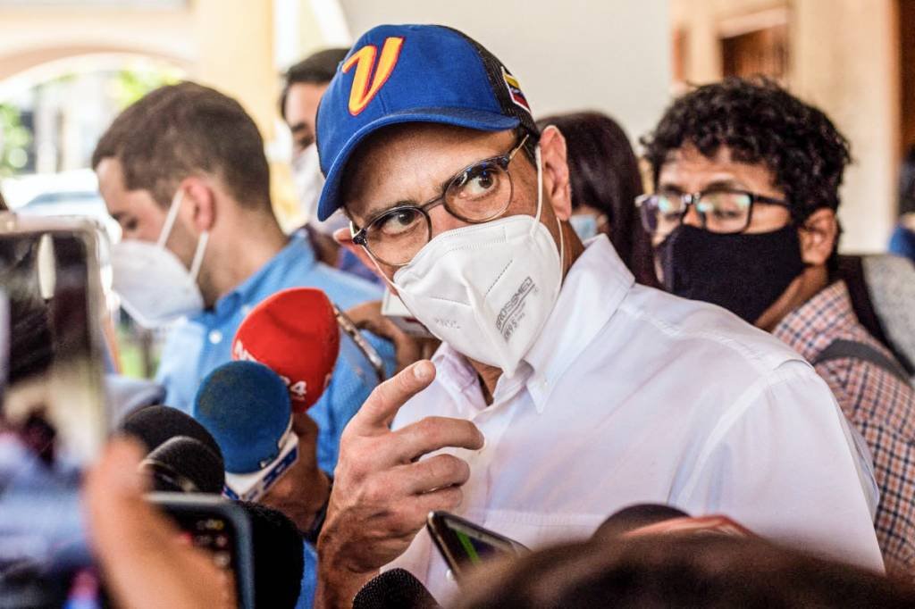 Líder da oposição, Henrique Capriles Radonski, fala com repórteres em seção eleitoral em Caracas (Cristian Hernandez/AFP)