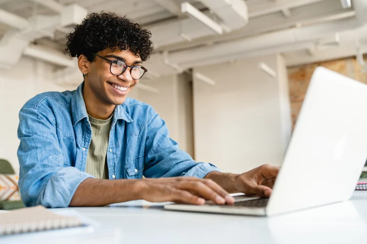 Esse percentual vem crescendo desde 2016, quando 66,1% da população nessa faixa etária tinham utilizado a rede (Inside Creative House/Getty Images)