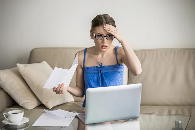 A primeira coisa que você precisa ter em mente é que, em caso de demissão, sua folha de pagamento deixa de existir, mas o empréstimo não. O contrato do consignado, que você assina antes de ter acesso ao crédito, deve prever como será o pagamento das parcelas caso você se desligue da empresa (Freepik/Divulgação)