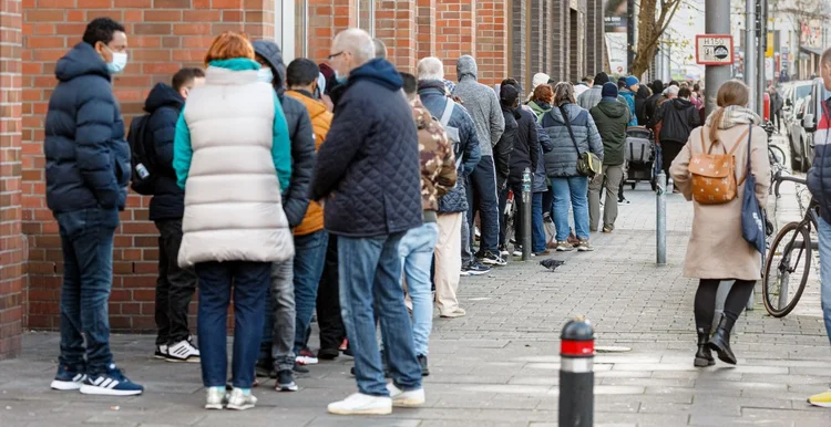 Fila de vacinação em Hamburgo, na Alemanha: país vive nova onda de casos de Covid-19 (Markus Scholz/dpa/Getty Images)