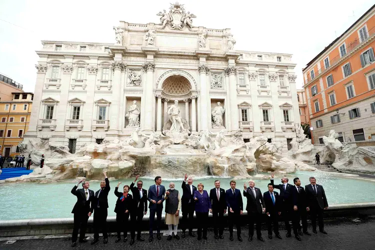 Líderes do G20 jogam uma moeda na icônica Fontana di Trevi, em Roma, paralelamente à cúpula do G20 em Roma, Itália, no início de novembro (Guglielmo Mangiapane/Reuters)