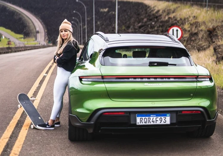 Letícia Bufoni: estrela do skate brasileiro deu largada a uma expedição nacional com um modelo elétrico da Porsche (Reprodução/Divulgação)