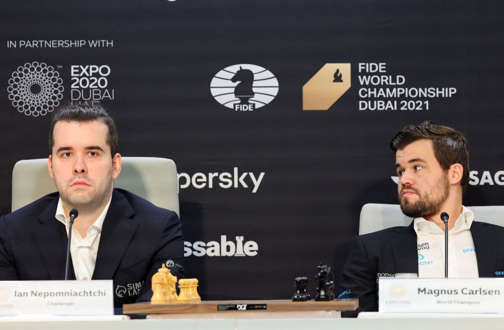 Nepomniachtchi versus Carlsen: grandes mestres disputam título de campeão do mundo em meio a ascensão de popularidade do xadrez (GIUSEPPE CACACE/AFP via Getty Images/Getty Images)
