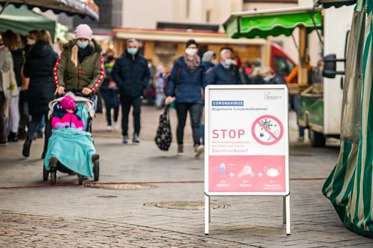 Mercado na Alemanha: país registra maior número de casos desde o início da pandemia (Photo by Stefan Puchner/picture alliance via/Getty Images)