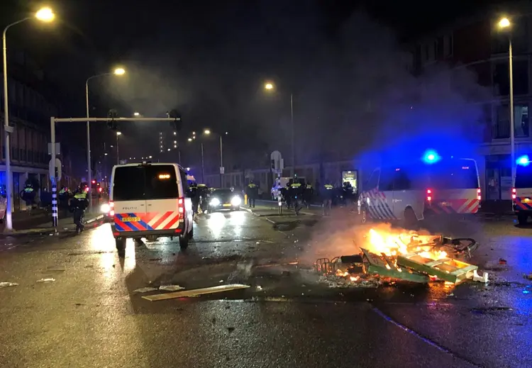 Caos se instala nas ruas de Haia, na Holanda, em 20 de novembro de 2021, durante protestos contra as medidas instauradas pelo governo para conter a pandemia da covid-19, (AFP/AFP)