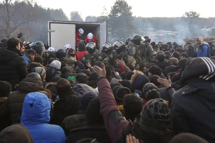 Migrantes na fronteira da Bielorrússia com a Turquia
12/11/2021
 (Ramil Nasibulin/BelTA/Reuters)