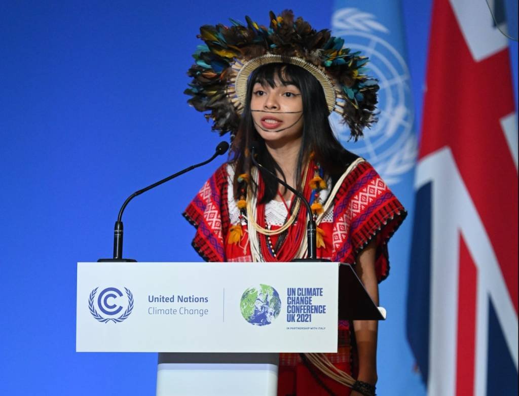 Txai Suruí: aos 24 anos, líder indígena é a única brasileira no discurso de abertura da COP26 (Karwai Tang/ UK Government/Reprodução)