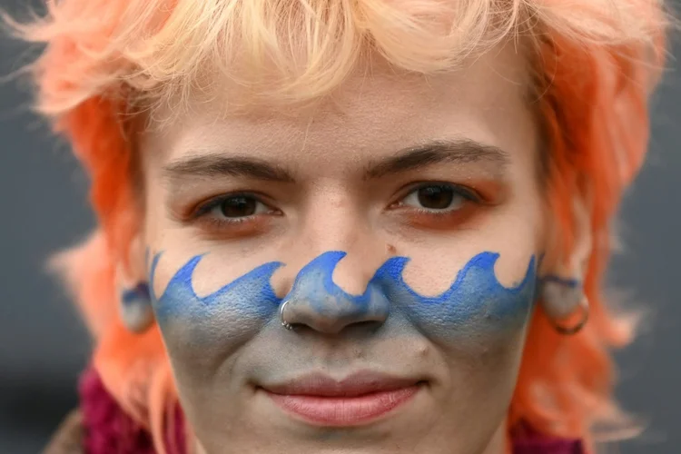 Jovem manifestante em Glasgow, Escócia, em 5 de novembro de 2021, durante a Conferência sobre Mudança Climática da ONU COP26 (Reprodução/AFP)