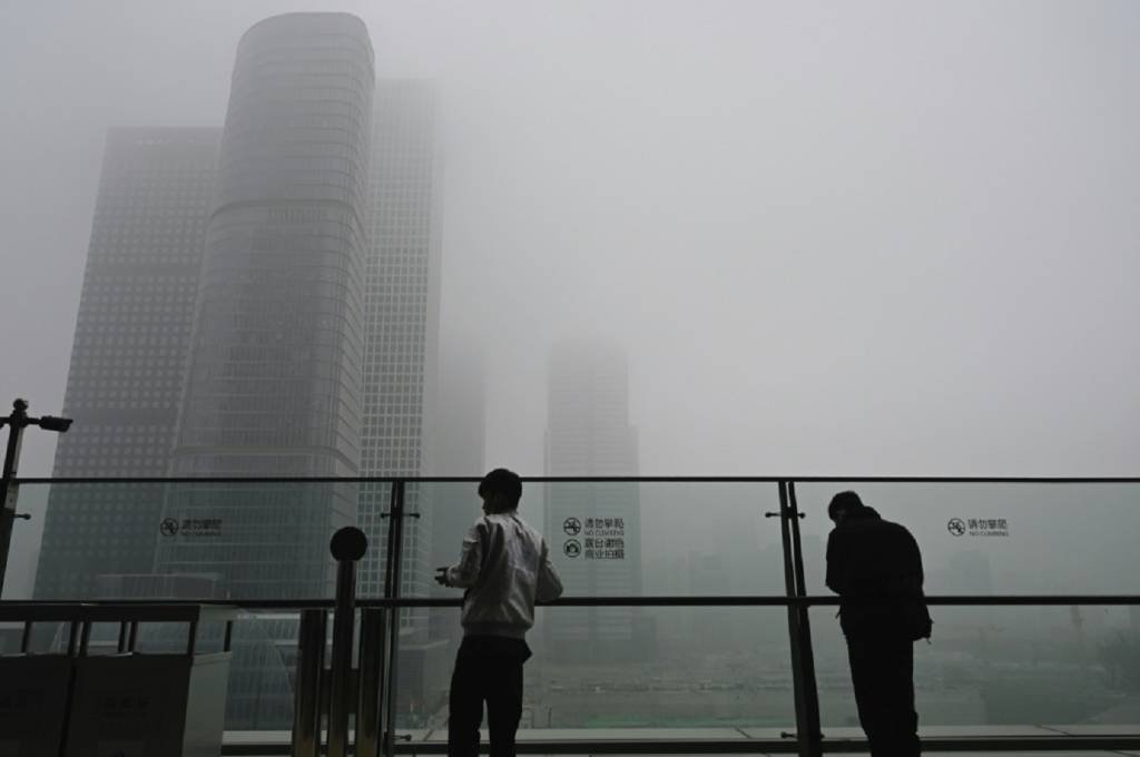 China fecha estradas e parques por densa nuvem de poluição