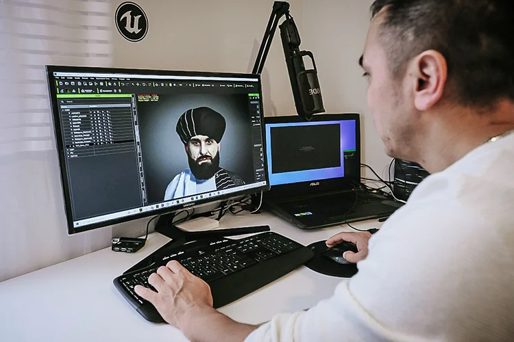 O comediante afegão Hafiz Afzali, 34, em 15 de outubro em Espoo, Finlândia, onde vive no exílio. (AFP/AFP)