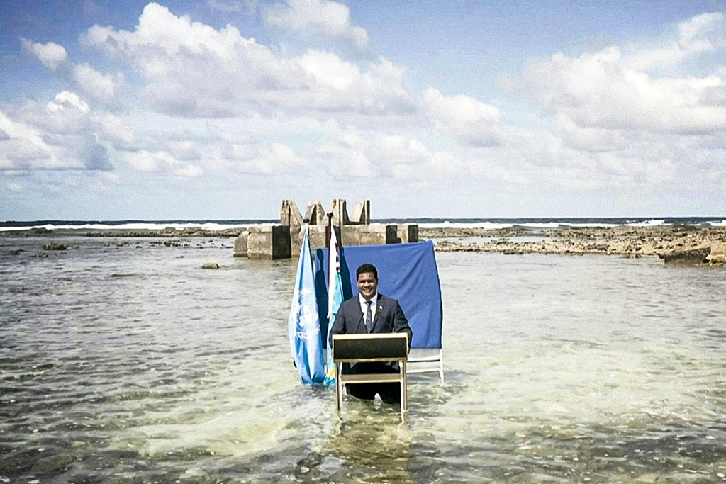 COP26: chanceler de Tuvalu faz alerta com água na cintura