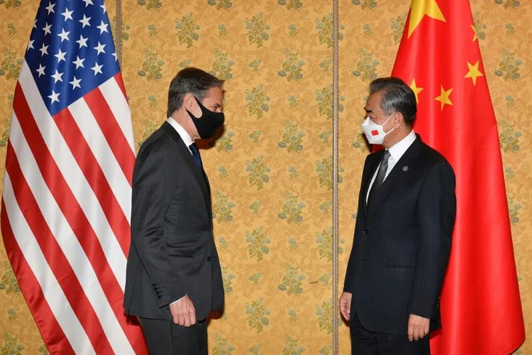 Os chefes de diplomacia dos Estados Unidos, Antony Blinken (esq.), e da China, Wang Yi (dir.) (AFP/AFP)
