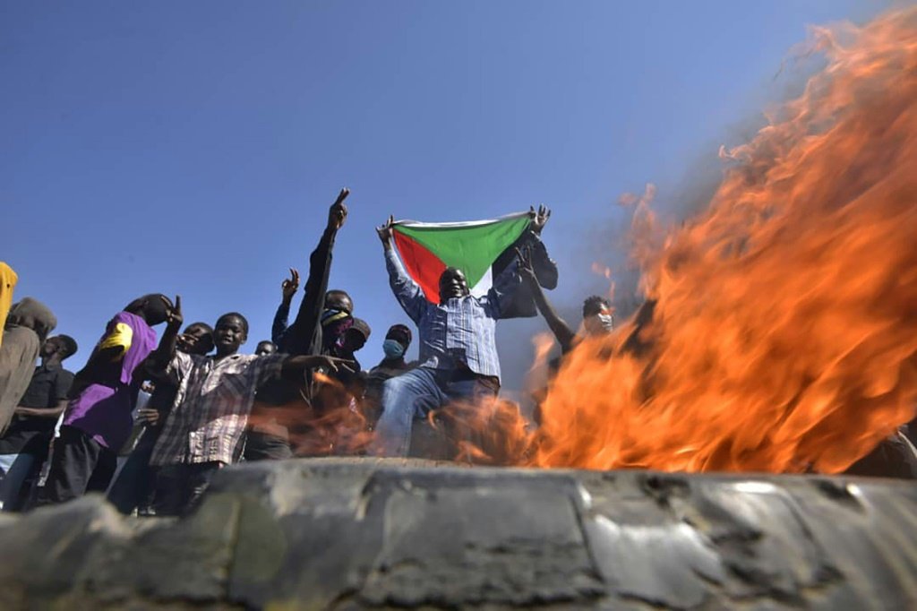 Manifestantes protestam contra o golpe de Estado em Cartum, Sudão, em 2021. (AFP/AFP)
