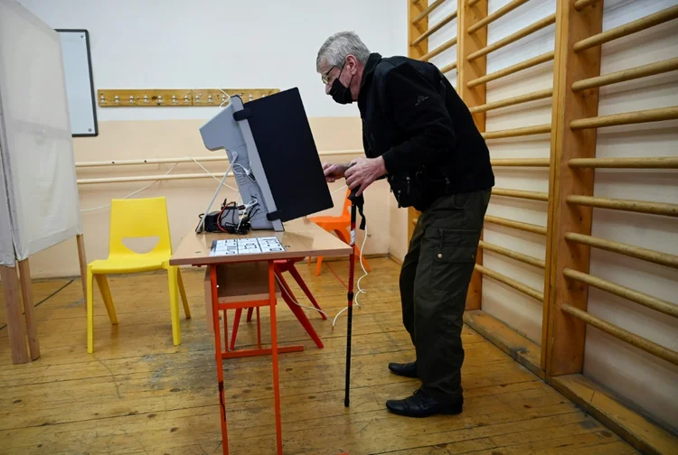 Eleitor vota em Sófia, capital da Bulgária (AFP/AFP)