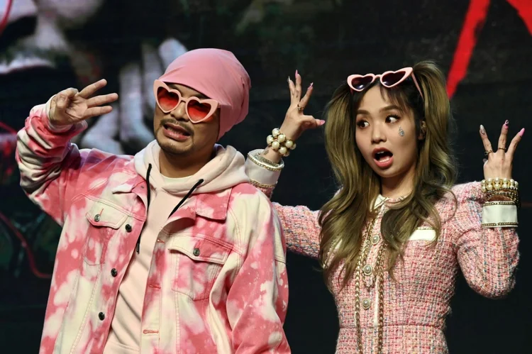 O rapper da Malásia Namewee e a cantora australiana Kimberley Chen em uma coletiva de imprensa em Taipei, Taiwan. (AFP/AFP)