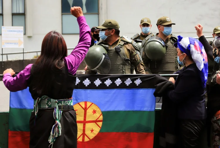 Familiares de indígenas mapuches feridos em confrontos com militares protestam em frente ao hospital onde deram entrada na cidade de Temuco, sul do Chile, em 4 de novembro de 2021. (AFP/AFP)